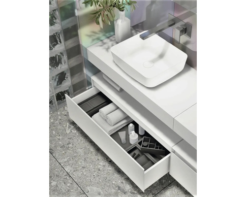 Badezimmer mit Waschbecken, offenem Schubladensystem und Badutensilien