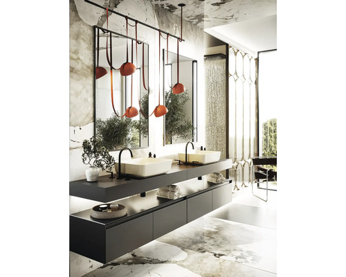 Modernes Badezimmer mit Doppelwaschbecken, Spiegeln und Beleuchtung