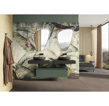 Modernes Badezimmer mit Doppelwaschbecken, beleuchteten Spiegeln und tropischer Tapete