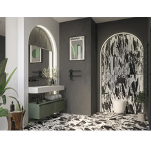 Modernes Badezimmer mit Waschtisch, Spiegel, Handtuchhalter, Toilette und gemusterten Fliesen