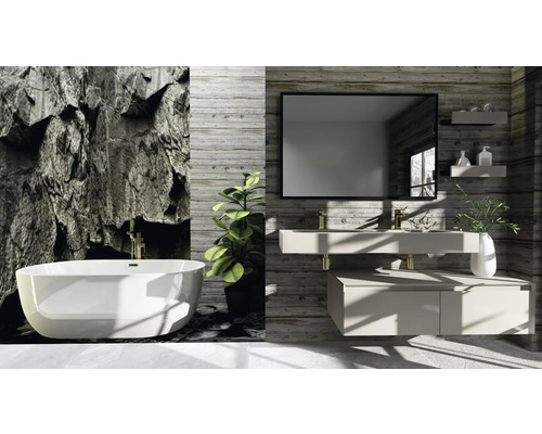 Badezimmer mit Badewanne, Waschtisch, Spiegel und Wandgestaltung in Stein- und Holzoptik.