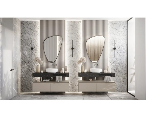 Badezimmer mit zwei Waschtischen, Spiegeln und dekorativer Wandgestaltung