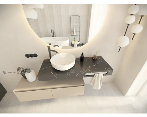 Modernes Badezimmer mit rundem Spiegel, Aufsatzwaschbecken, Waschtisch und Badewanne