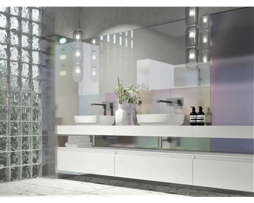 Modernes Badezimmer mit Doppelwaschtisch, Spiegel und Glasbausteinen