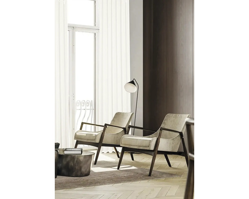 Wohnzimmer mit zwei Sesseln und Stehlampe