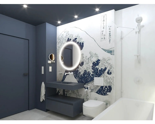 Helles Badezimmer mit Waschbecken, Toilette, Badewanne und Wandbild