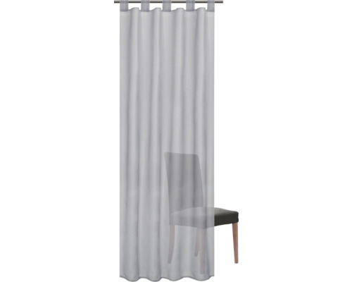 Gardine mit Schlaufenaufhängung vor einem Stuhl