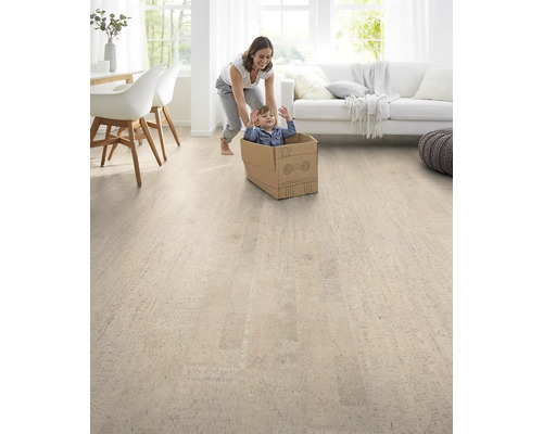 Helles Wohnzimmer mit Korkboden, Mutter schiebt Kind im Karton