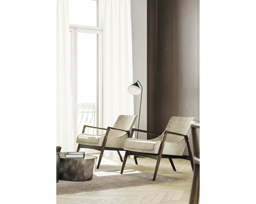 Helles Wohnzimmer mit zwei Sesseln, Stehlampe und Vorhang