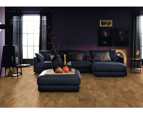 Wohnzimmer mit Korkboden, Sofa, Sessel und Dekoration