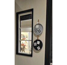 Dekoratives Interieur mit Fenster und runden Wandtafeln