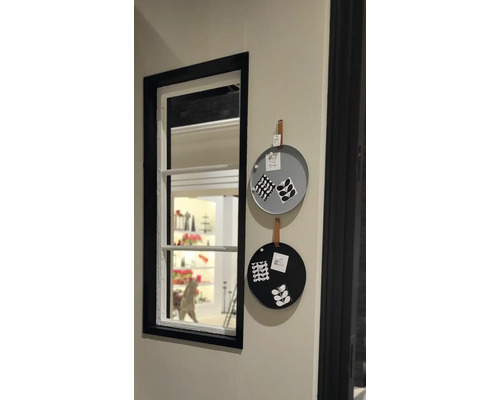 Dekoratives Interieur mit Fenster und runden Wandtafeln