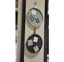 Zwei runde Memoboards in Grau und Schwarz mit Lederaufhängung an einer Wand.