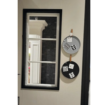 Dekoratives Fenster mit zwei runden Memoboards an der Wand