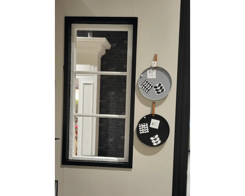 Dekoratives Fenster mit zwei runden Memoboards an der Wand