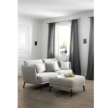 Helles Wohnzimmer mit Sofa, Ottomanen, Vorhängen und Holzboden