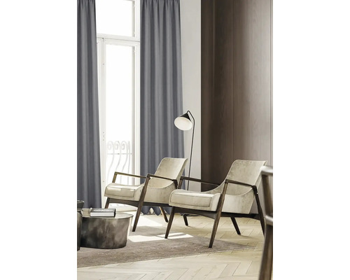Wohnzimmer mit zwei Sesseln, Stehlampe und grauem Vorhang