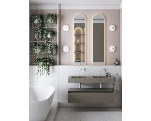 Modernes Badezimmer mit Doppelwaschbecken, Spiegeln und Pflanzen