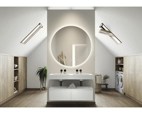 Helles Badezimmer im Dachgeschoss mit rundem Spiegel, Waschbeckenunterschrank, Dachfenstern und Einbauschränken.
