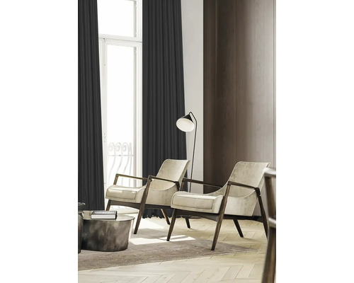 Wohnzimmer mit zwei Sesseln, Stehlampe und Vorhängen für eine gemütliche Atmosphäre