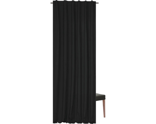 Schwarzer Vorhang mit Faltenaufhängung vor einem Stuhl.