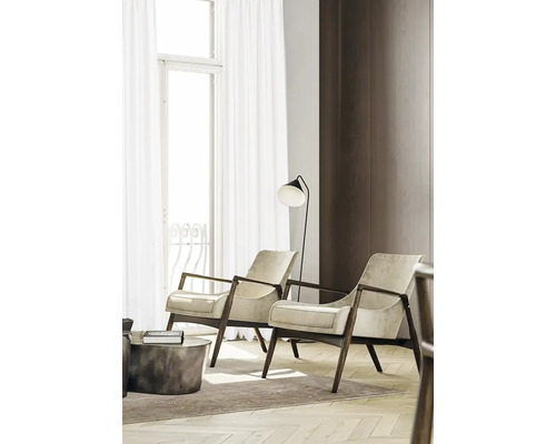 Wohnzimmer mit zwei Sesseln, einem Beistelltisch und einer Stehlampe