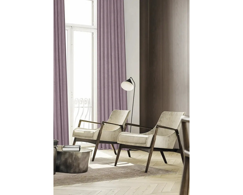 Wohnzimmer mit Sesseln, Stehlampe und Vorhängen