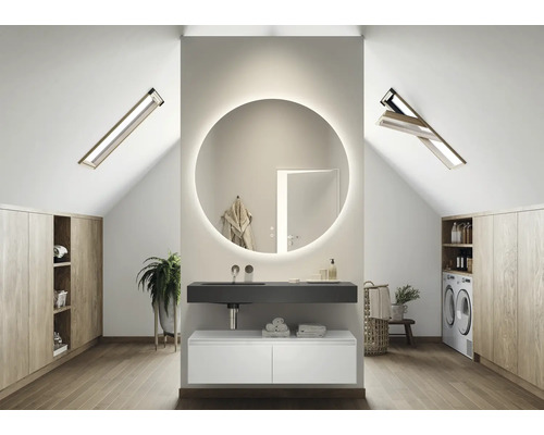 Helles Badezimmer im Dachgeschoss mit Waschtisch, Spiegel, Einbauschränken und Dachfenstern