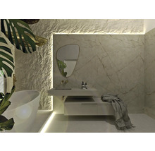 Modernes Badezimmer mit Badewanne, Waschbeckenunterschrank, Spiegel und Wandverkleidung in Natursteinoptik.