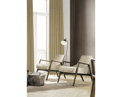 Wohnzimmer mit zwei Sesseln, Stehlampe und Vorhängen für eine helle, organisierte Atmosphäre.