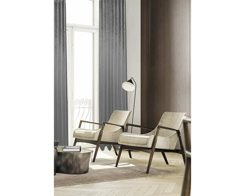 Wohnzimmer mit zwei Sesseln, Stehlampe und Vorhängen