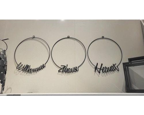 Dekorative Wandringe mit den Schriftzügen Willkommen, Zuhause und Heimat