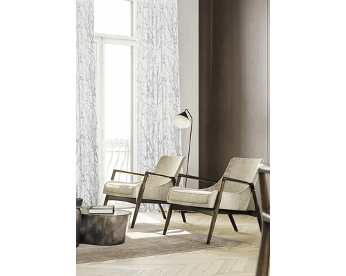 Wohnzimmer mit zwei Sesseln, Stehlampe und Vorhängen mit Muster