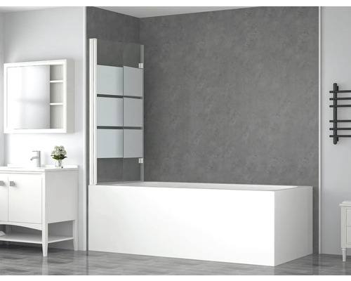 Modernes Badezimmer mit Badewanne, Duschwand, Waschtisch und Handtuchwärmer.