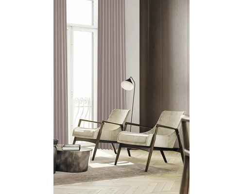 Wohnzimmer mit zwei Sesseln, Stehlampe und Vorhängen für eine helle und geräumige Atmosphäre.