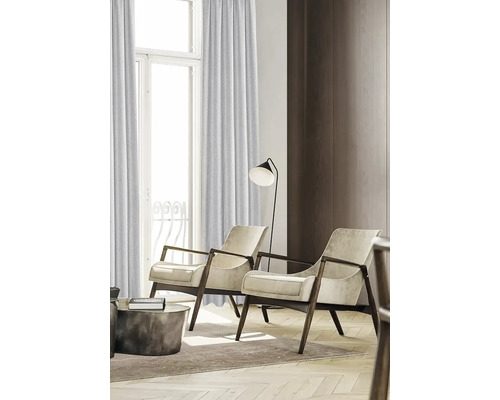 Wohnzimmer mit Vorhängen, zwei Sesseln und einer Stehlampe