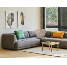 Wohnzimmer mit grauer Eckcouch, Zierkissen, Couchtisch und abstrakten Wandbildern