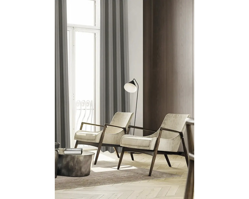 Wohnzimmer mit zwei Sesseln, Stehlampe und Vorhängen