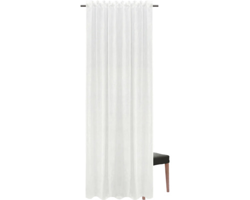 Weißer Dekoschal mit Kräuselbandaufhängung vor einem Stuhl