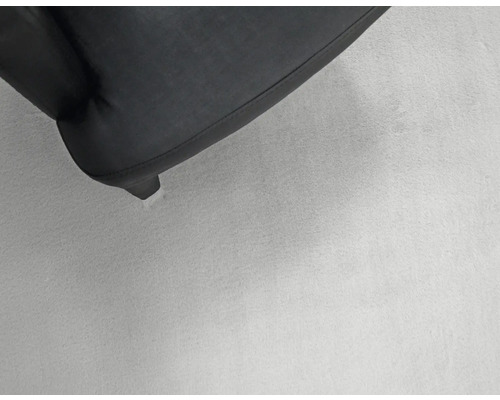 Detailaufnahme von einem schwarzen Möbelstück mit niedrigem Fuß