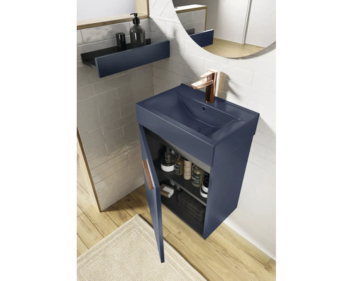 Modernes Badezimmer mit blauem Waschtischunterschrank, Aufsatzwaschbecken und Wandregal