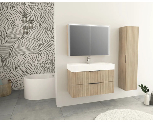 Modernes Badezimmer mit Waschtisch, Spiegelschrank, Hochschrank und Badewanne