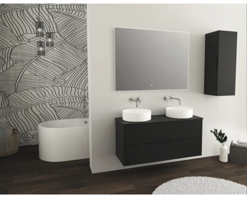 Badezimmer mit Doppelwaschtisch, Spiegel, Hängeschrank und Badewanne vor einer Wand mit Blattmuster