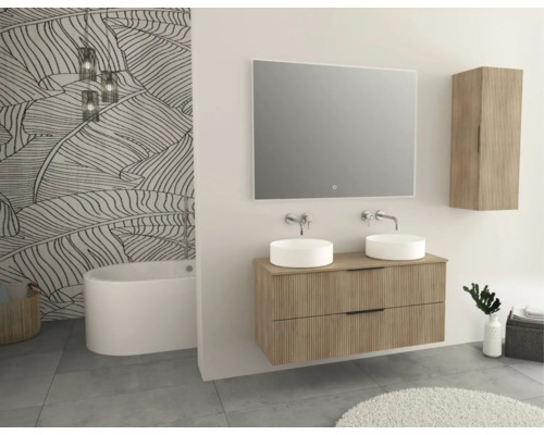 Modernes Badezimmer mit Waschtisch, zwei Aufsatzwaschbecken, Spiegelschrank und Badewanne.