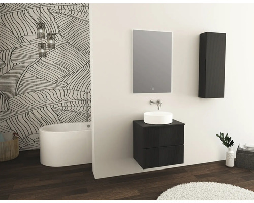 Badezimmer mit Badewanne, Waschtisch mit Spiegel und Hängeschrank