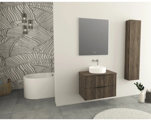 Badezimmer mit Badewanne, Waschtisch mit Spiegel, Unterschrank und Hochschrank