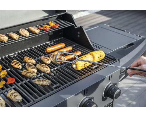 Gasgrill mit Hähnchenflügeln, Würstchen und Maiskolben auf dem Grillrost