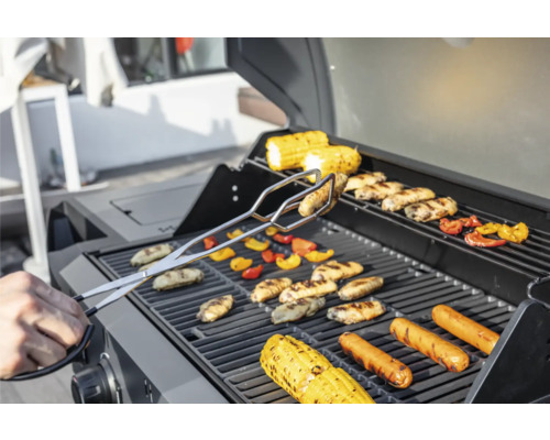 Gasgrill mit Grillgut wie Maiskolben, Würstchen und Gemüse