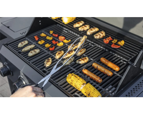 Grill mit Würstchen, Gemüse und Grillzange