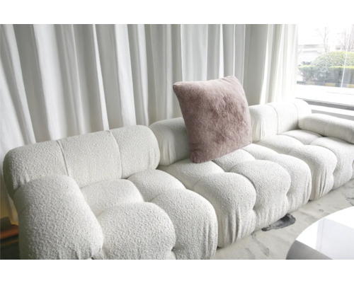 Weißes Modulsofa mit einem Kissen